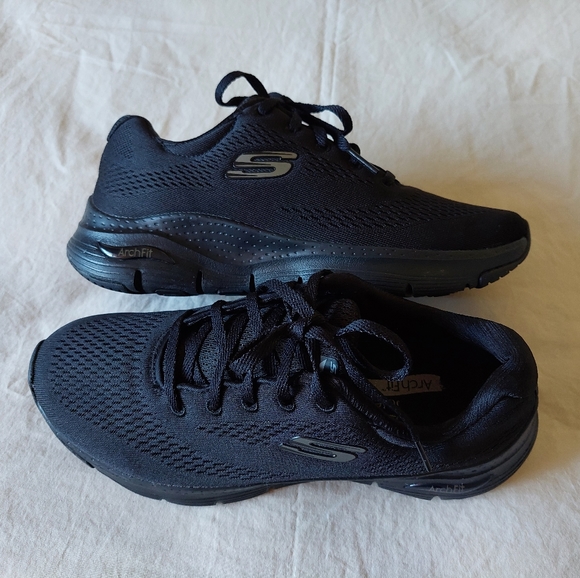 Skechers Shoes - Skechers arch fit black athletic shoes size 7.5